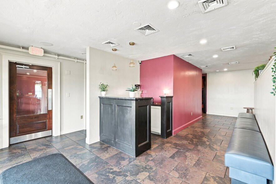 More Photos Of 170 Water St, Plymouth Storefront For Lease