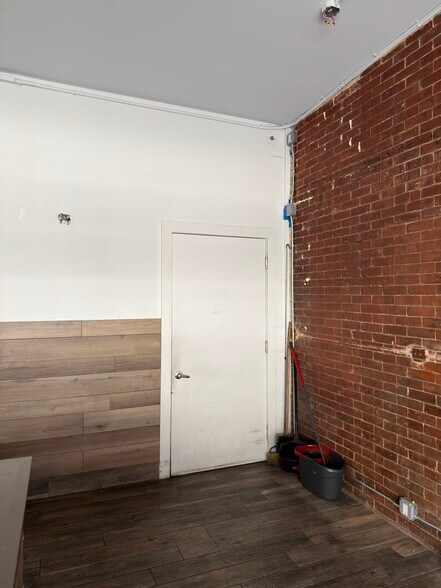 More Photos Of 86 Greenpoint Ave, Brooklyn Convenience Store For Lease