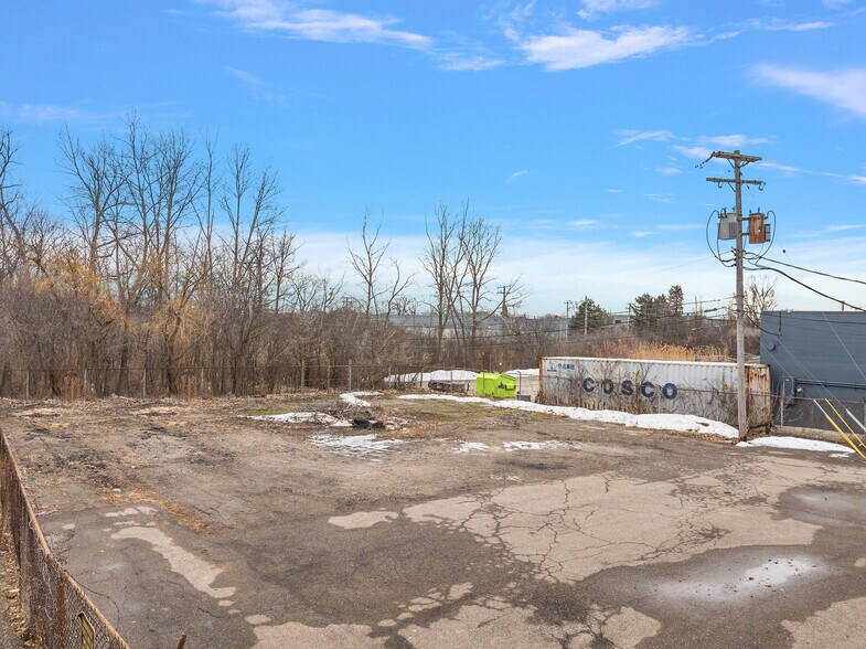 More Photos Of 1216-1218 Combermere Dr, Troy Warehouse For Lease