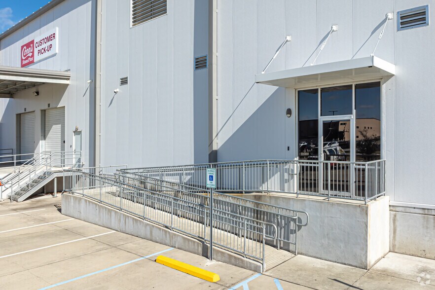 More Photos Of 2070 Commercial Dr, Port Allen Distribution For Lease