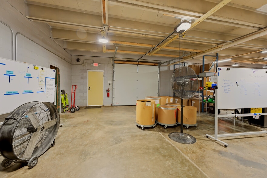More Photos Of 303-311 E Anderson Ave, Knoxville Warehouse For Lease