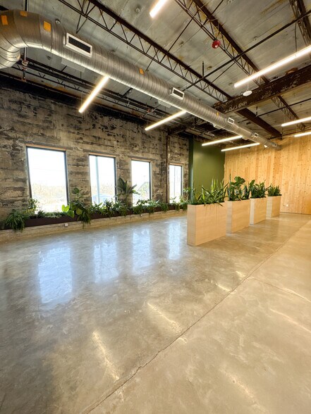 More Photos Of 600 S 1st St, Rogers Warehouse For Lease