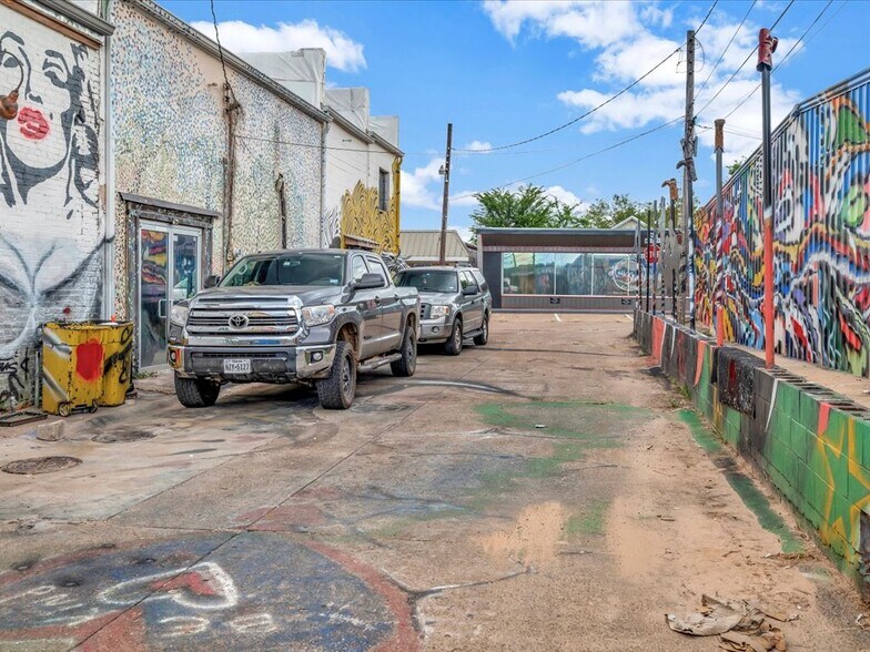 More Photos Of 132 Nacogdoches St, Center Storefront Retail Residential For Sale
