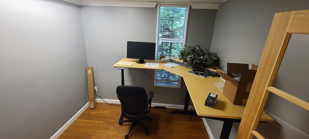 More Photos Of 310 N 21st St, Purcellville Manufacturing For Lease