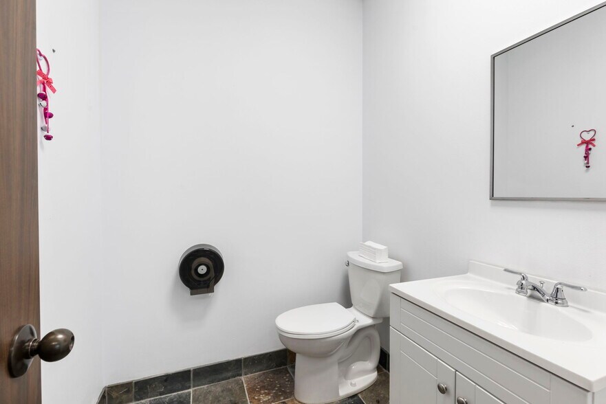 More Photos Of 17510 Red Oak Dr, Houston Office For Sale