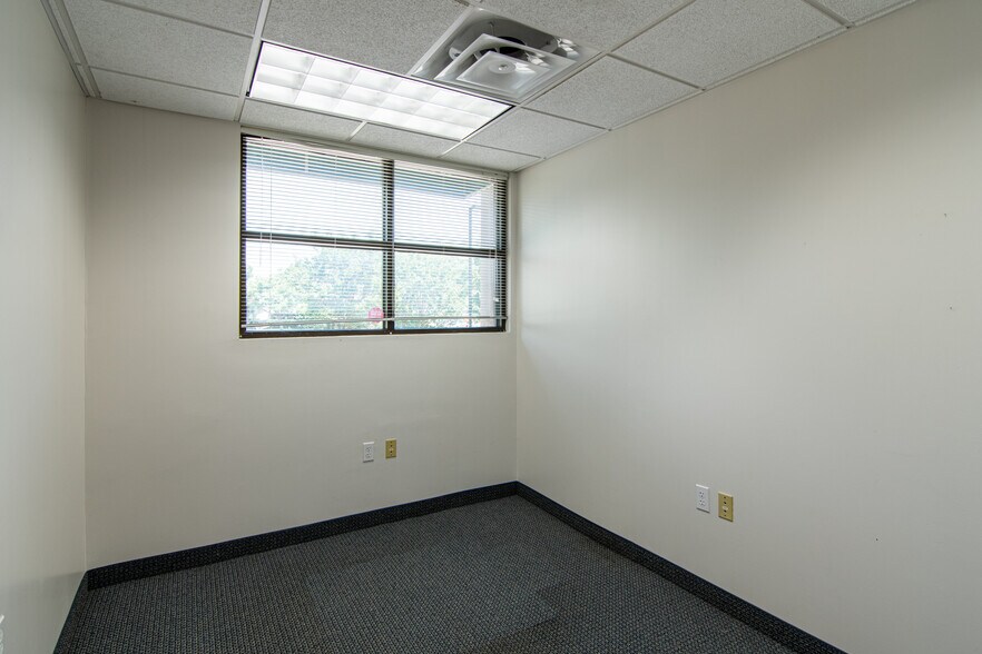 More Photos Of 201 W 5th St, Bonham Medical For Sale