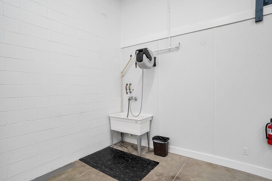 More Photos Of 1337 Commerce Dr, Stow Warehouse For Sale