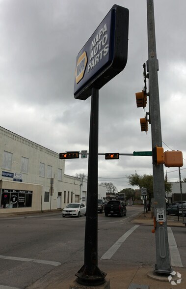 More Photos Of 209 W Main St, Waxahachie Freestanding For Lease
