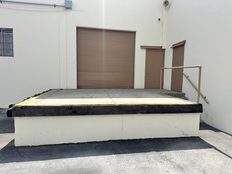 More Photos Of 2501 Yates Ave, Commerce Warehouse For Lease