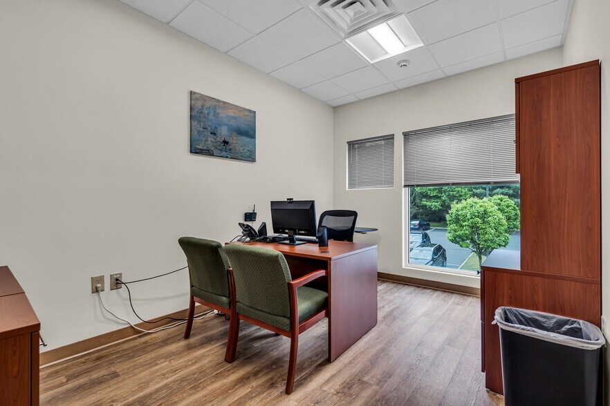 More Photos Of 500 Park Ave, Manalapan Township Medical For Lease