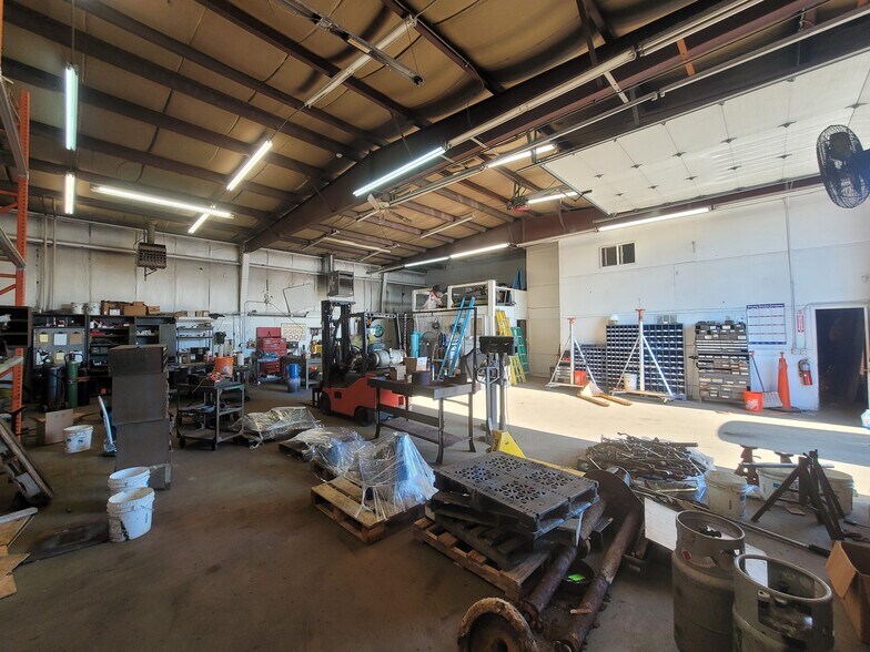 More Photos Of 9947 Express Dr, Highland Warehouse For Lease