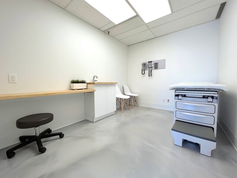 More Photos Of 290 Midpark Way SE, Calgary Medical For Lease