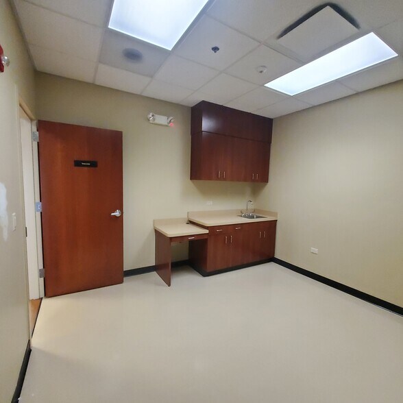 More Photos Of 1710-1784 W Golf Rd, Mount Prospect Restaurant For Lease