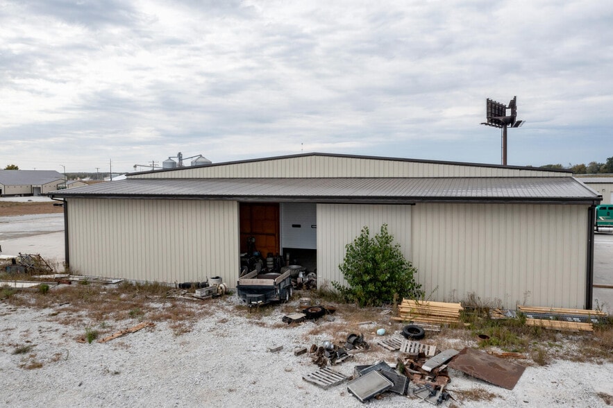 More Photos Of 25137 Outer Road 27, Wayland Auto Repair For Lease