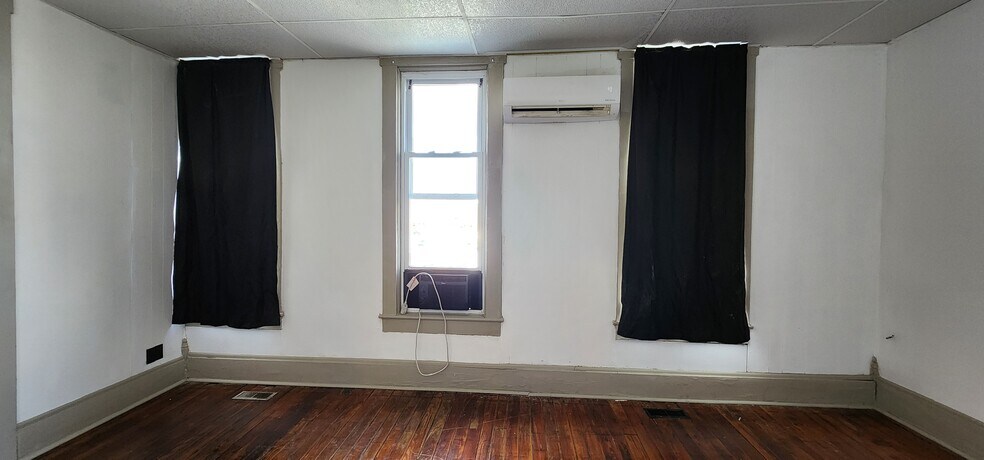 More Photos Of 104 E Main St, Washington Flex For Sale