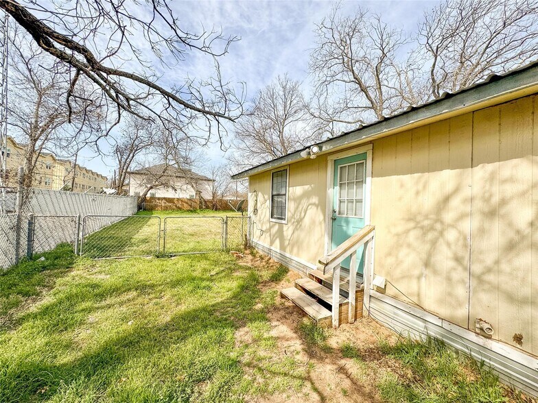 More Photos Of 1425 W Groesbeck St, Stephenville Apartments For Sale