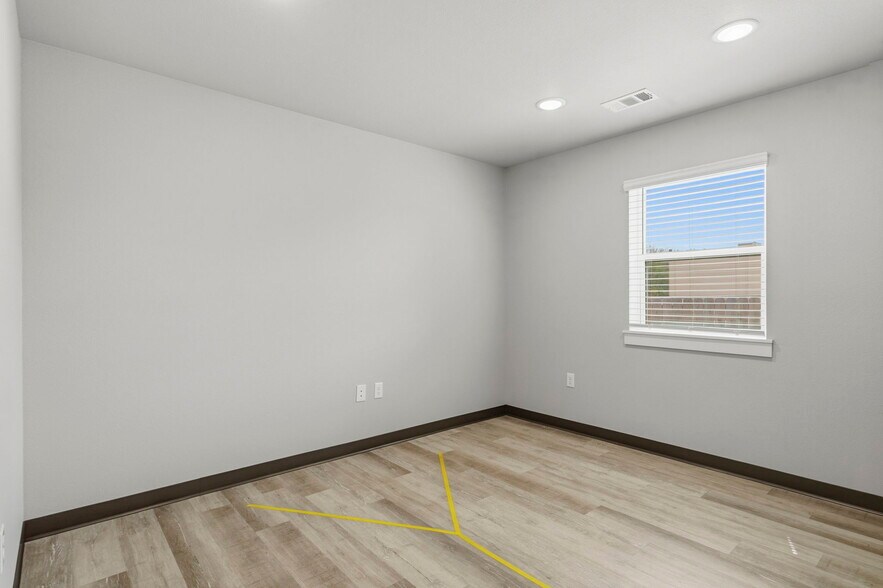 More Photos Of 2611 E Heritage Pky, Farmington Office For Sale