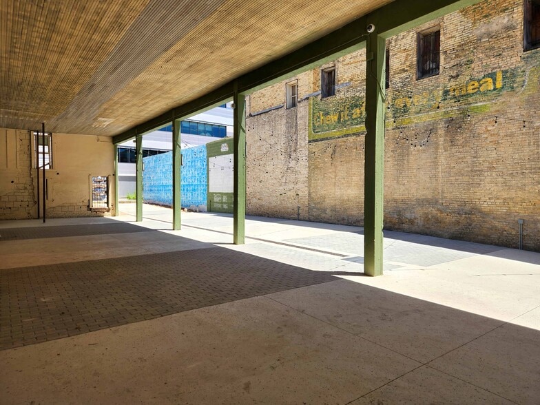 More Photos Of 333-341 W Commerce St, San Antonio Storefront For Lease