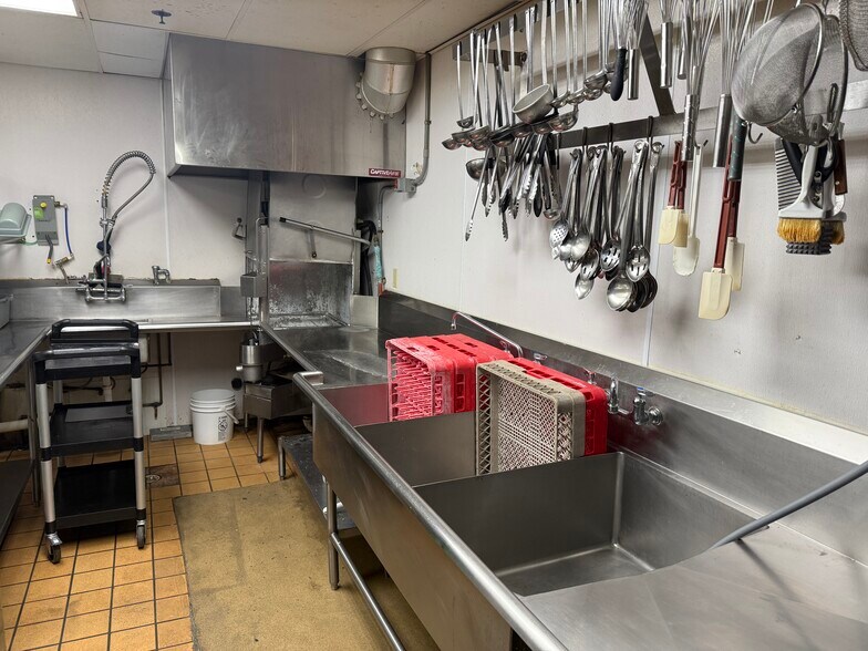 More Photos Of 1025 N Sherman Ave, Madison Freestanding For Lease