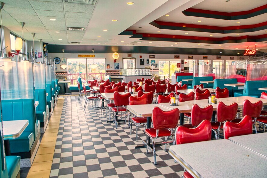 More Photos Of 480 Boul De Sainte-Adèle, Sainte-adele Restaurant For Sale