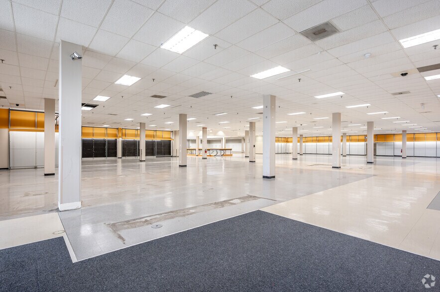 Primary Photo Of 4800 S Hulen St, Fort Worth Unknown For Lease