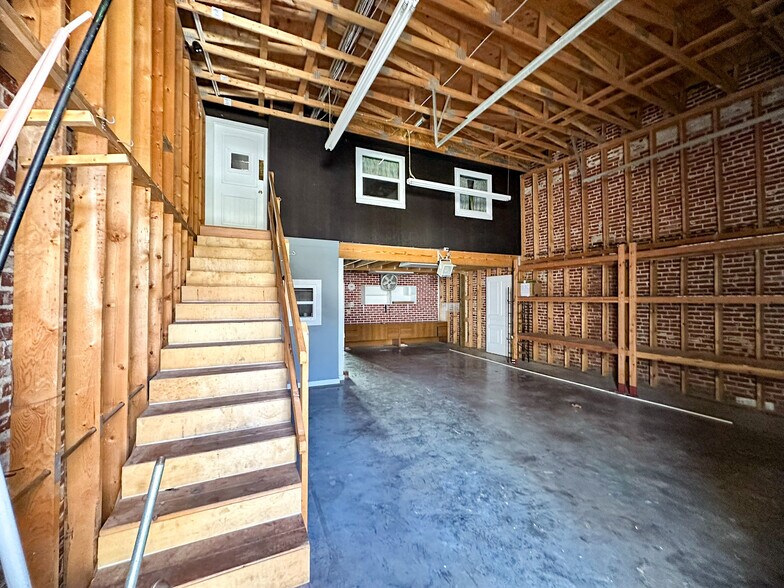 More Photos Of 220 E Main St, Gentry Storefront Retail Office For Lease