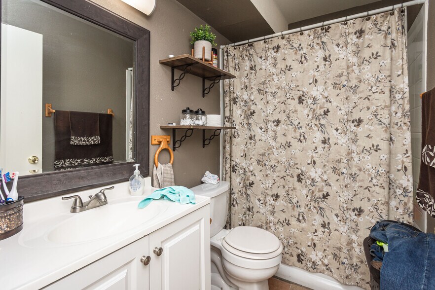 More Photos Of 2270-2280 Northview Dr, Sacramento Apartments For Sale
