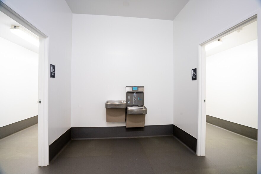 More Photos Of 19533 McLane St, Palm Springs Distribution For Sale