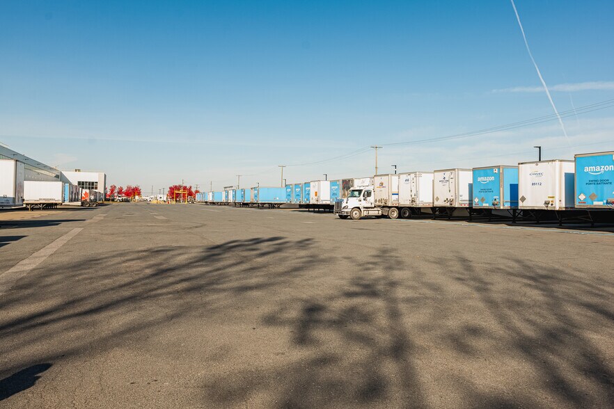 More Photos Of 5799 Rte De L'aéroport, Longueuil Distribution For Lease