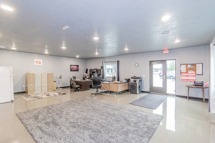 More Photos Of 1186 N Shawano St, New London General Retail For Lease