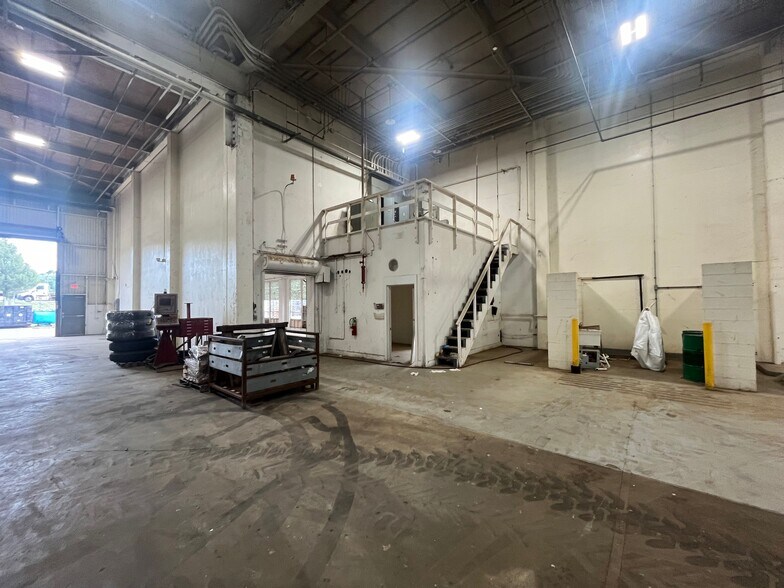 More Photos Of 121 High Hill Rd, Swedesboro Warehouse For Lease