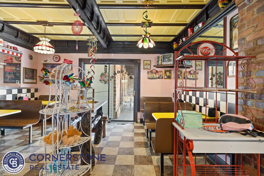 More Photos Of 628 E Richards St, Douglas Hotel For Sale