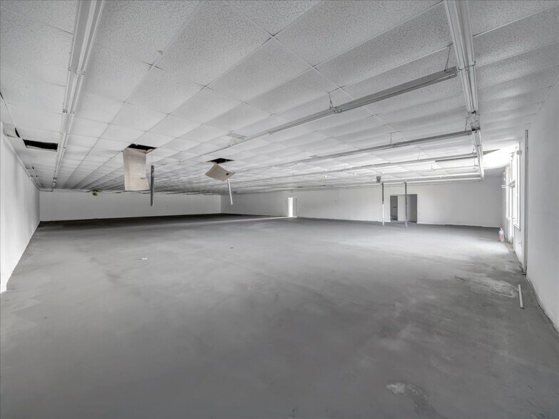 More Photos Of 19276 Hartford St, Edison Freestanding For Sale