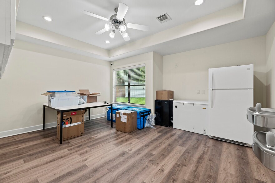 More Photos Of 10400 Main St, Houston Showroom For Lease