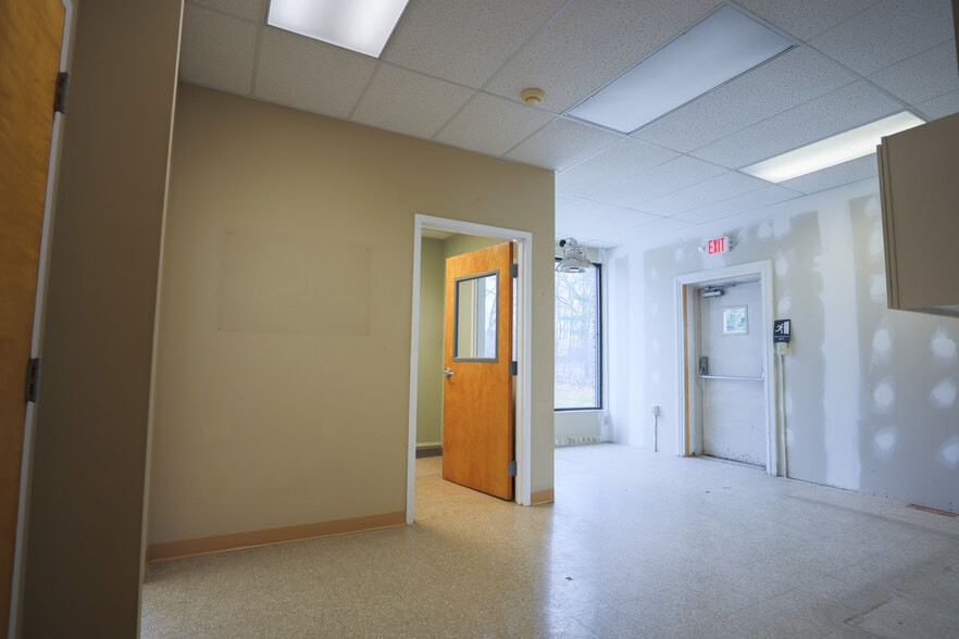 More Photos Of 1645-1655 Hausman Rd, Allentown Storefront Retail Office For Lease