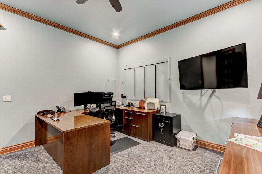 More Photos Of 901-909 Wall St, Norman Office For Sale