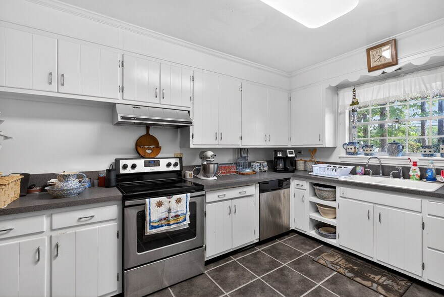 More Photos Of 2870 King William Ave, West Point Flex For Sale