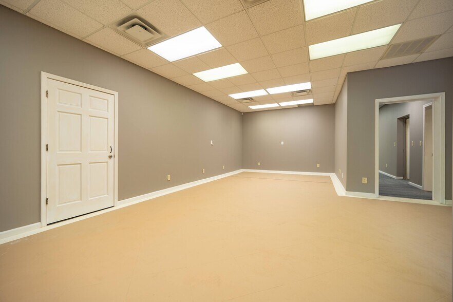More Photos Of 555 Columbia Dr, Carrollton Office For Lease