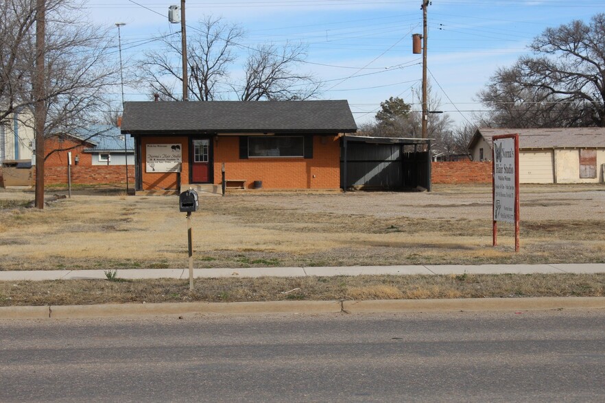 Primary Photo Of 210 W Houston St, Floydada Storefront For Sale