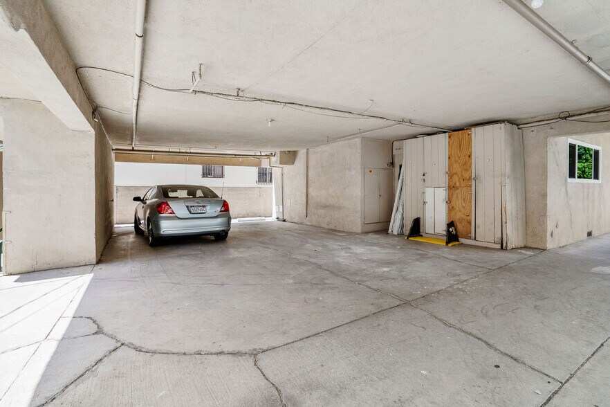 More Photos Of 1032 S Bedford St, Los Angeles Apartments For Sale