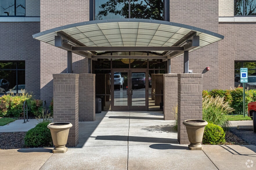 More Photos Of 4375 N Vantage Dr, Fayetteville Office For Lease