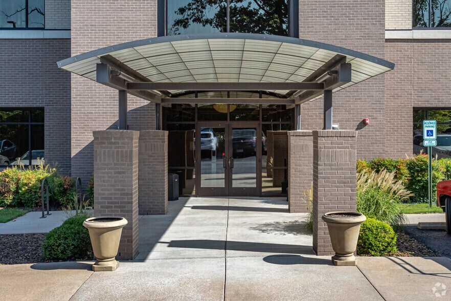 More Photos Of 4375 N Vantage Dr, Fayetteville Office For Lease