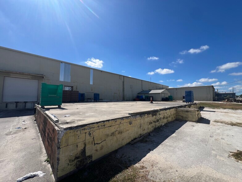 More Photos Of 5705 E Hanna Ave, Tampa Warehouse For Lease