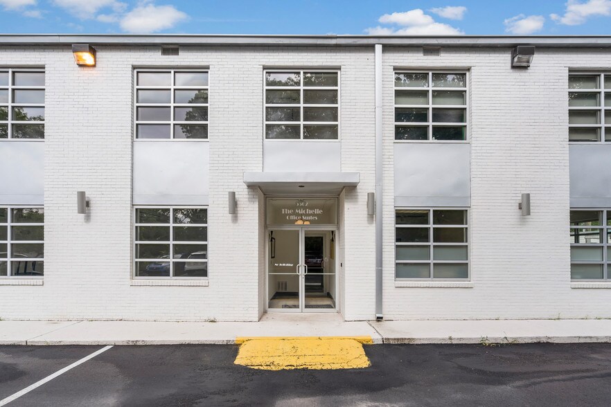 More Photos Of 5502 Peachtree Rd, Chamblee Storefront Retail Office For Lease