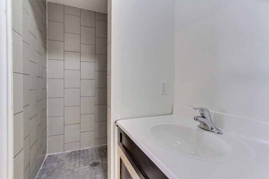 More Photos Of 395 Bay St W, Brock Office For Sale