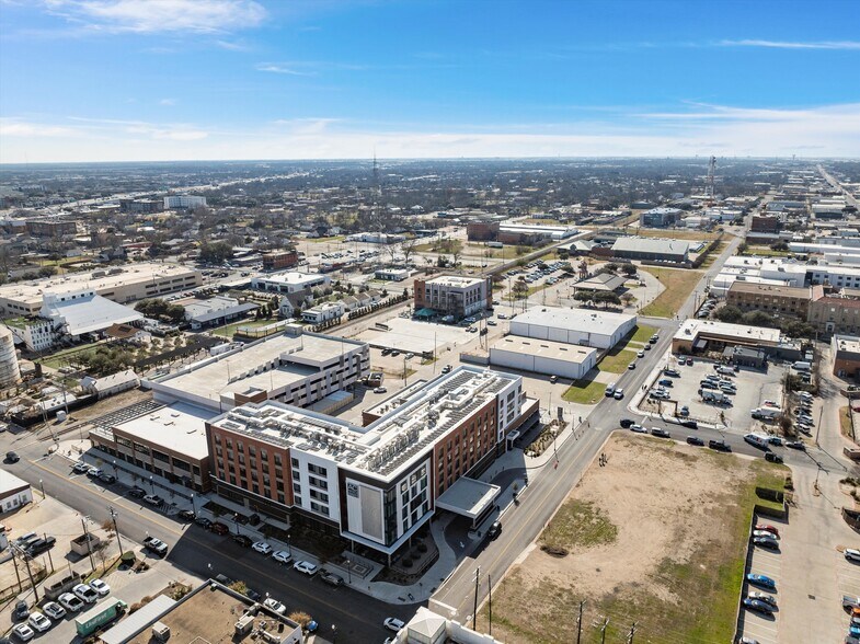 More Photos Of 325 6th st, Waco Storefront For Lease