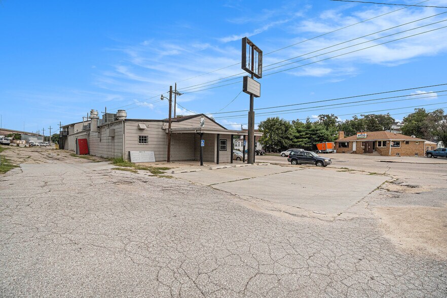 More Photos Of 6500 Railroad Ave, Omaha Restaurant For Lease