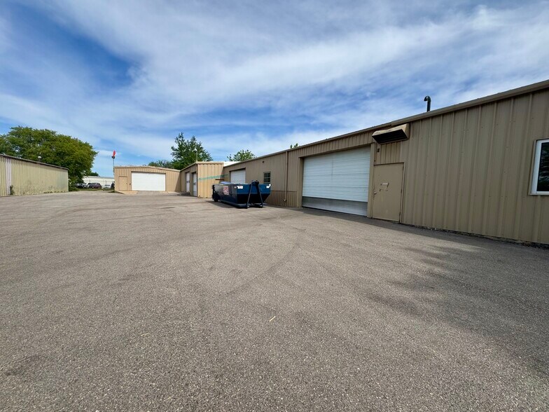 More Photos Of 2917 Latham Dr, Madison Warehouse For Lease