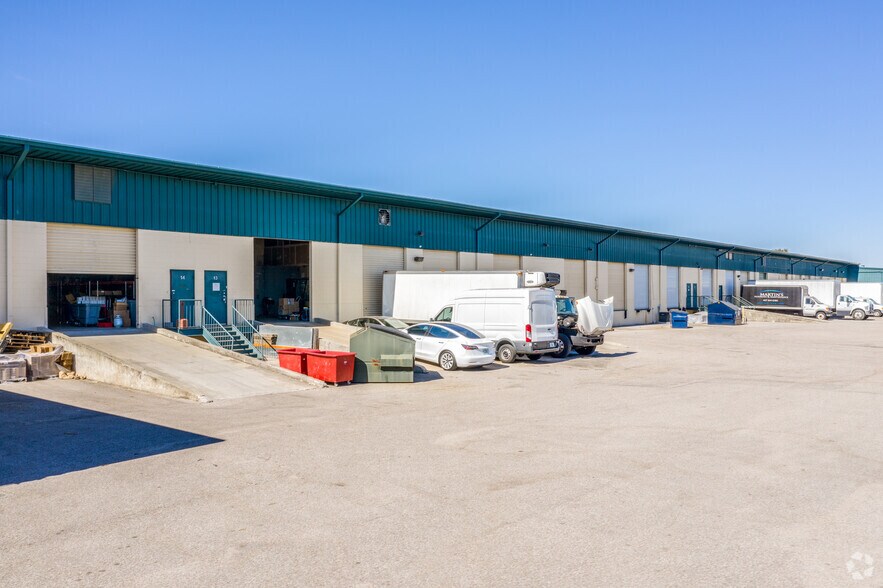 More Photos Of 3601 Vineland Rd, Orlando Warehouse For Lease