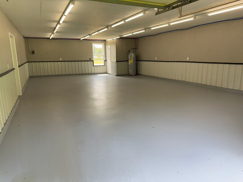 More Photos Of 911 US-25E, White Pine Flex For Lease